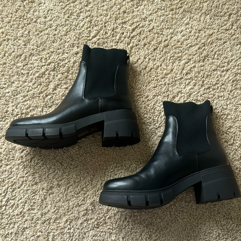 NEW! Never Worn Redtop Women’s Elastic Black Chelsea Boot - 8